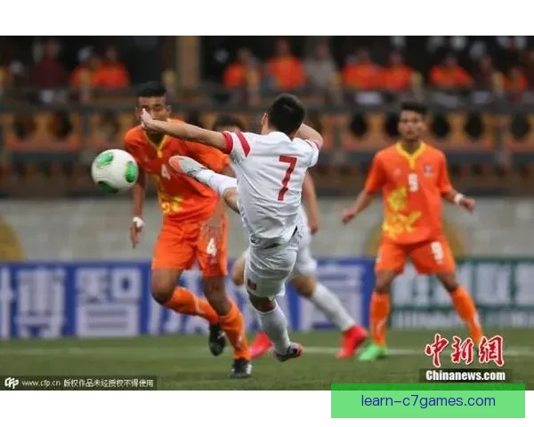 《震撼!世界杯预选赛激战正酣 强队争夺激烈各国球迷热情高涨》 《震撼!世界杯预选赛激战正酣 强队争夺激烈各国球迷热情高涨》