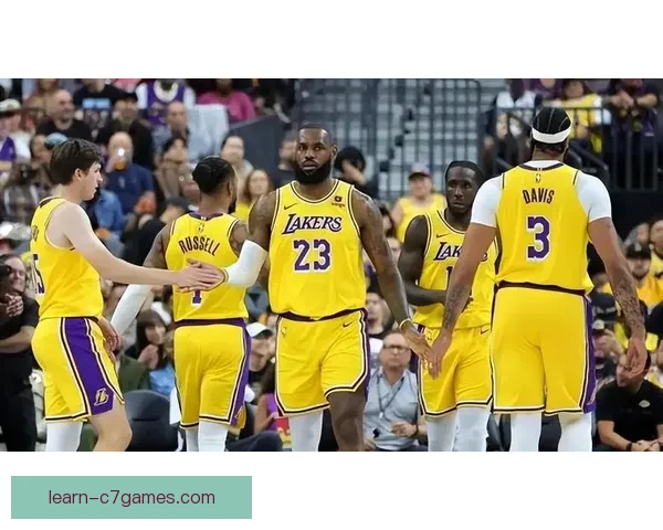 NBA季后赛激战正酣，湖人勇士强强对决，詹姆斯与库里再度携手对决